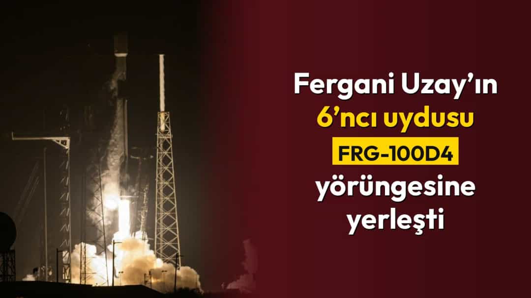 Bir roket, gece karanlığında fırlatma rampasından yükselirken alev ve duman çıkarıyor.