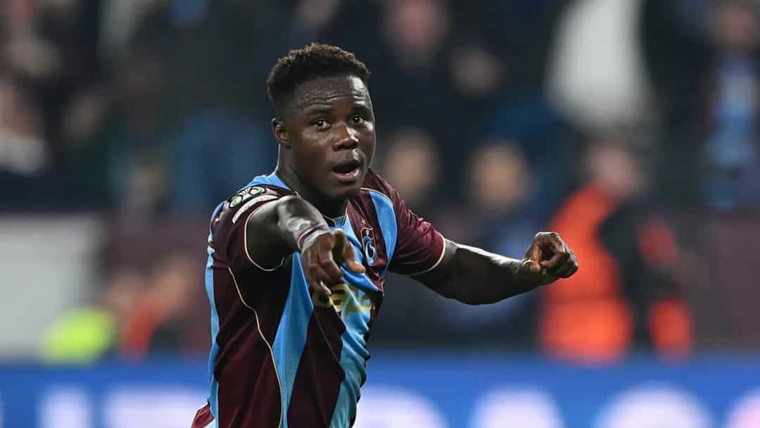 Franculino Dju, Trabzonspor formasıyla maç sırasında topa doğru hareket ediyor.