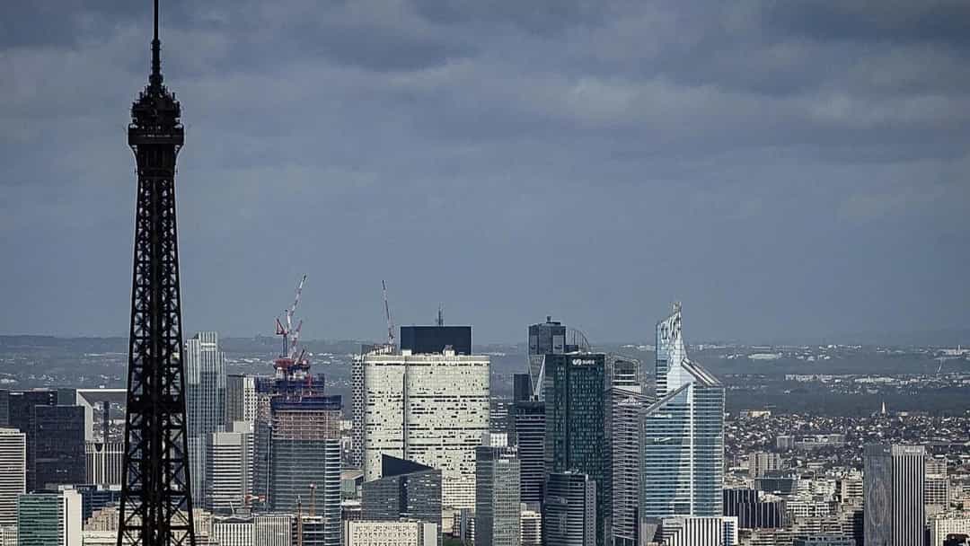 Paris silüetinde Eyfel Kulesi ve La Défense bölgesindeki yüksek binalar.