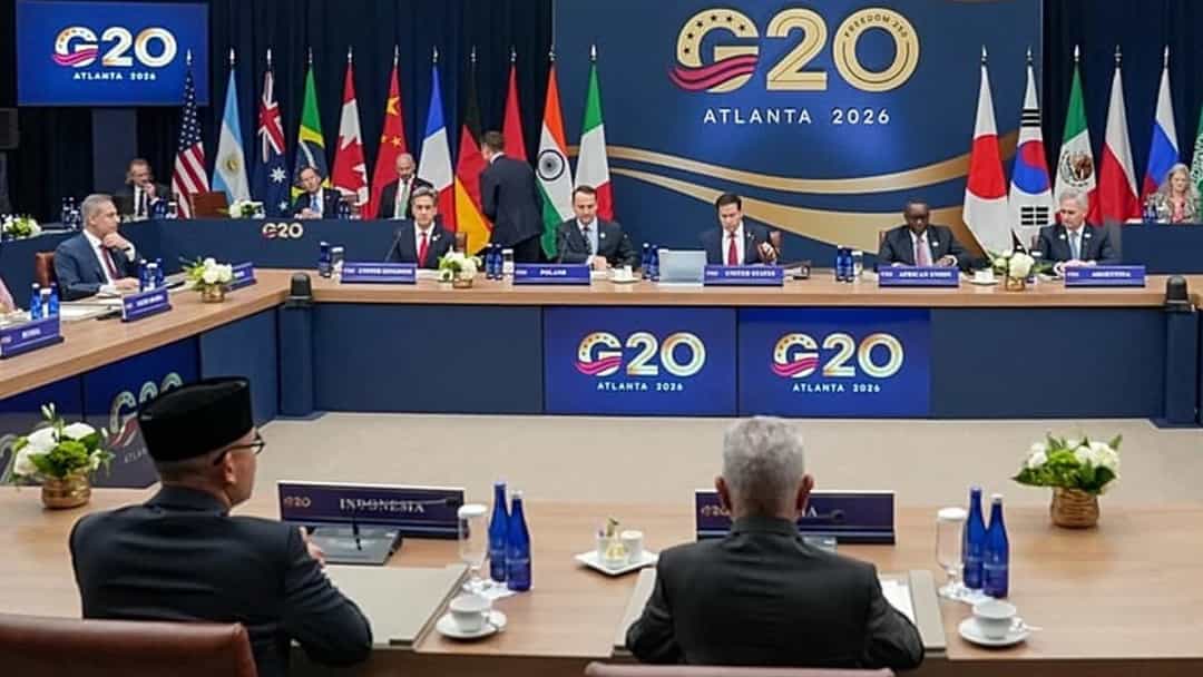 G20 toplantısında delegeler uzun bir masa etrafında bir araya gelmiş.