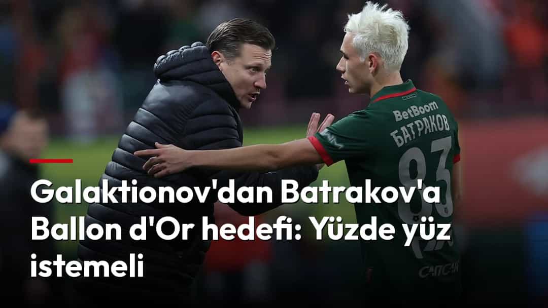 Mikhail Galaktionov, Lokomotiv Moskova forması giyen Aleksey Batrakov'la saha kenarında konuşuyor.