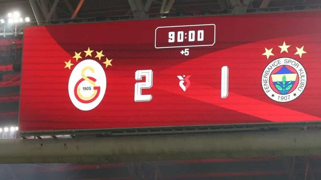 Derbi maçının ardından Galatasaray ile Fenerbahçe arasındaki 2-1’lik skoru gösteren stadyum skorbordu.