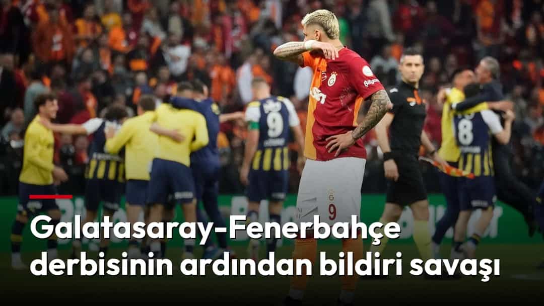 Galatasaraylı futbolcu, Fenerbahçeli oyuncuların arka planda toplandığı derbi sonrası sahada.