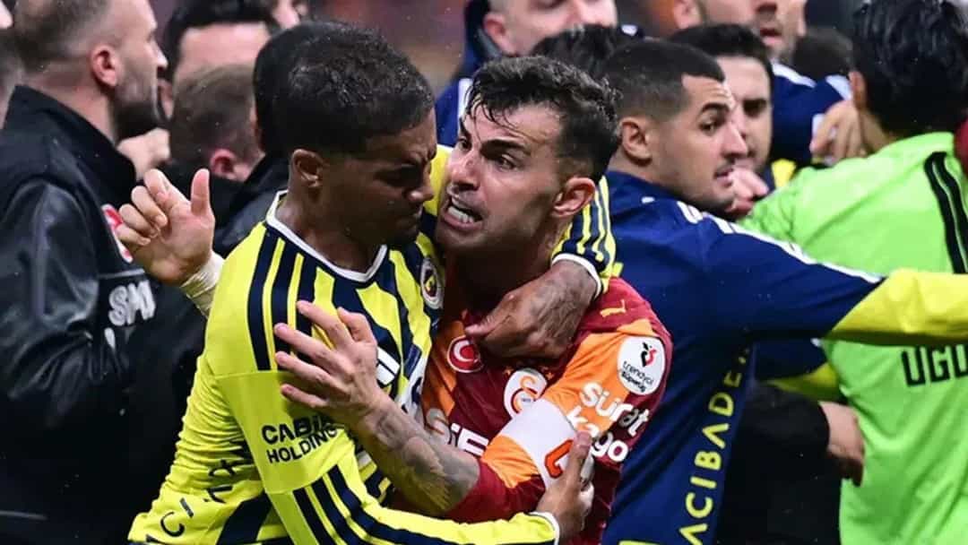 Archie Brown ile Abdülkerim Bardakcı derbi sırasında yaşanan gerginlikte karşı karşıya geliyor.