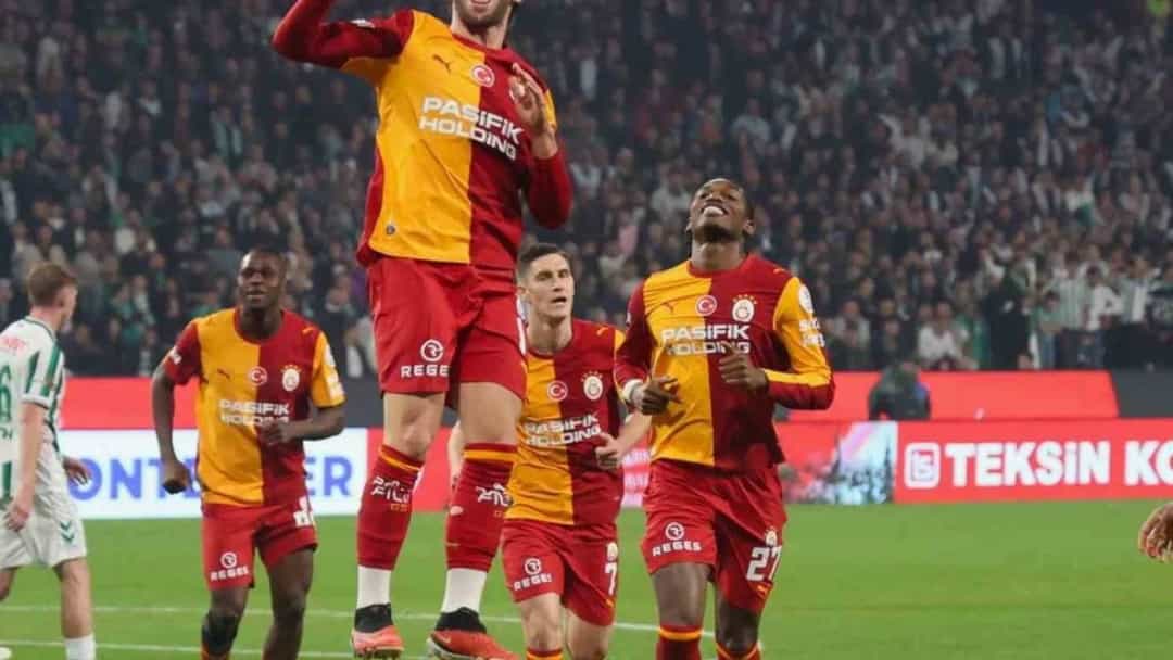 Victor Osimhen, Galatasaraylı takım arkadaşlarıyla birlikte gol sevincini yaşıyor.