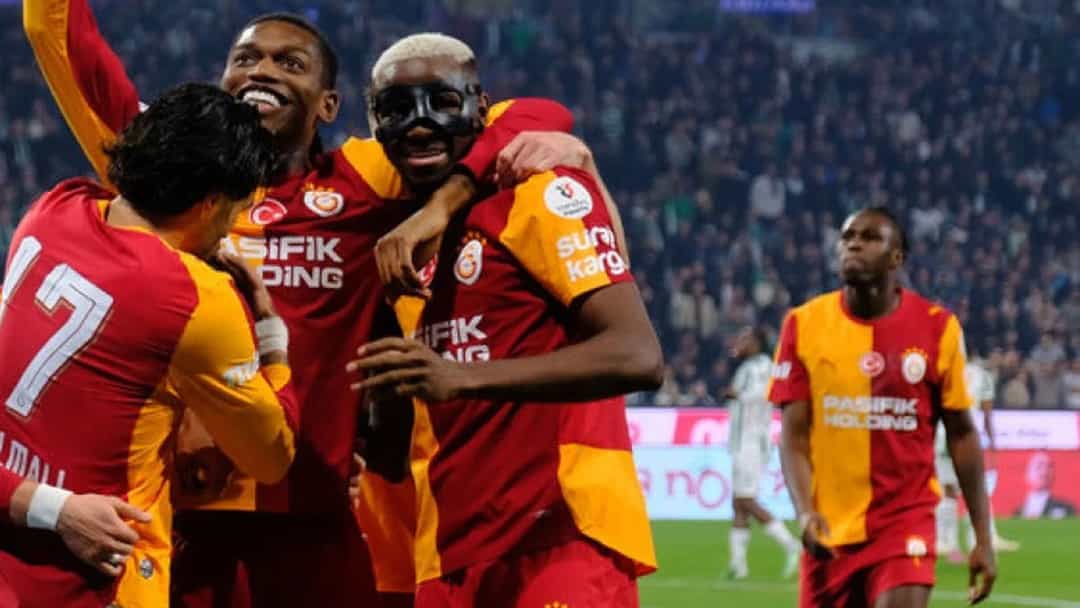 Galatasaraylı futbolcular sahada galibiyetin ardından sevinçle kutlama yapıyor.