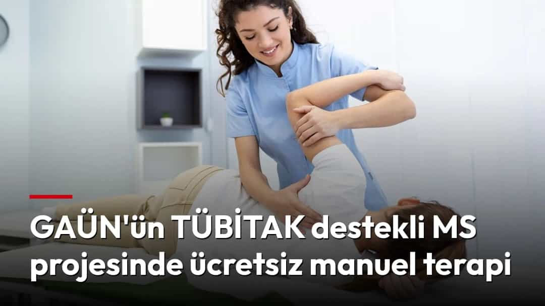 Fizyoterapist, tedavi masasında yatan hastaya manuel terapi uyguluyor.