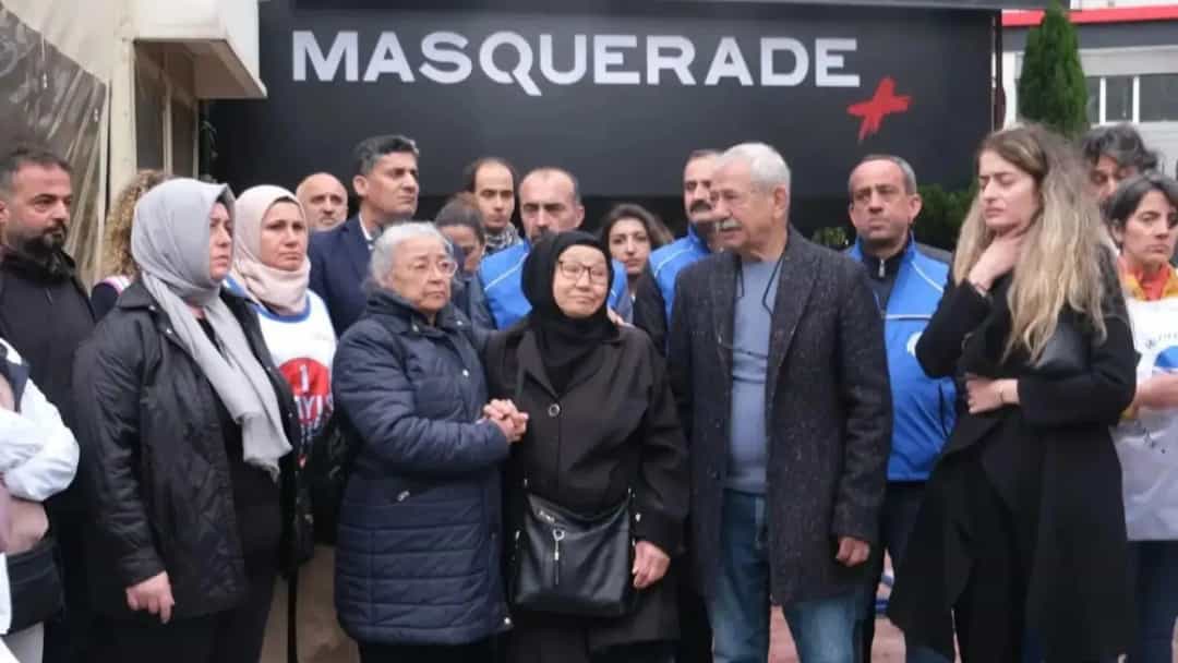 Beşiktaş’taki Masquerade gece kulübünün önünde bir araya gelen kişiler