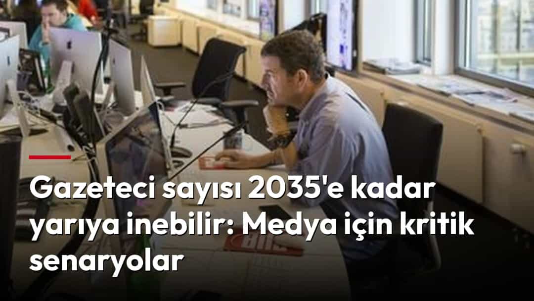Gazeteciler, bilgisayarların bulunduğu açık plan bir haber merkezinde çalışıyor.