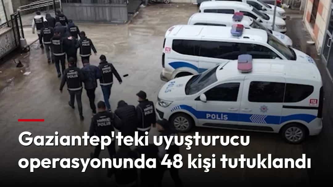 Polis ekipleri, Gaziantep’teki operasyon kapsamında emniyet araçlarının yanında ilerliyor.
