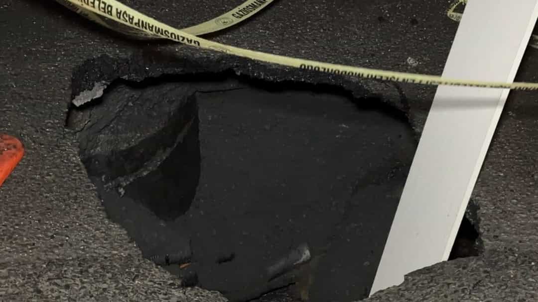 Sağanak sonrası çöken yol bölümü güvenlik şeridiyle çevrilerek geçişe kapatılmış.