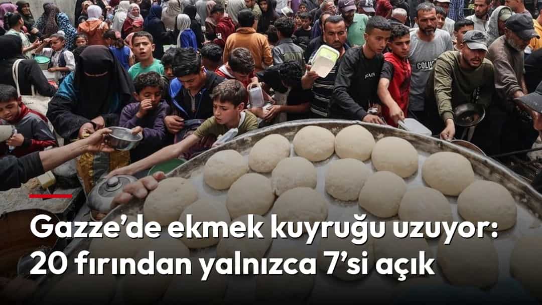 Gazze’de bir fırının önünde ekmek bekleyen kalabalık ve tezgâhtaki hamur ekmekler.