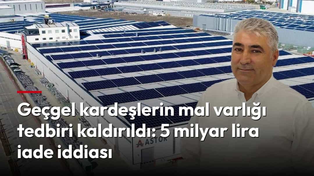 Güneş panelleriyle kaplı Astor tesisinin önünde duran bir kişi.