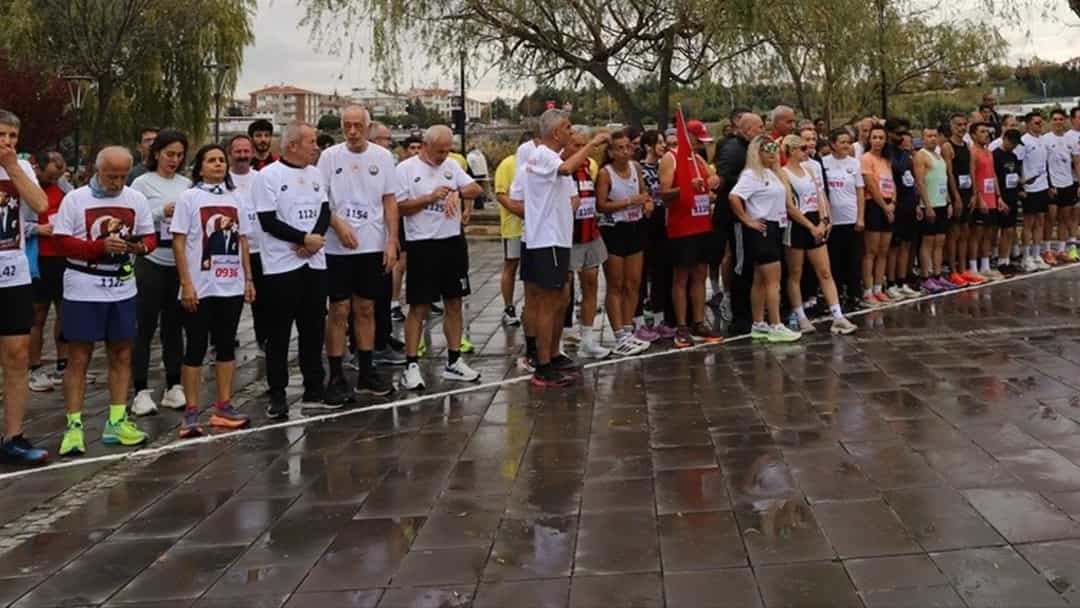 Cumhuriyet'in kuruluş yıl dönümü koşusuna katılan sporcular, yağmurlu havada başlangıç çizgisinde bekliyor.