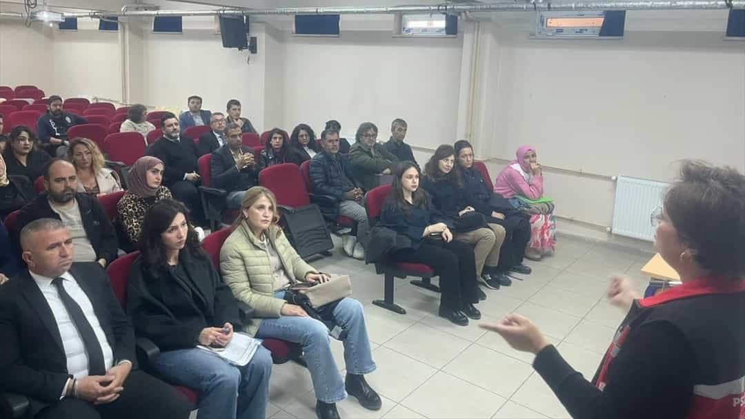 Güvenli eğitim bilgilendirme toplantısına katılanlar salonda oturuyor.