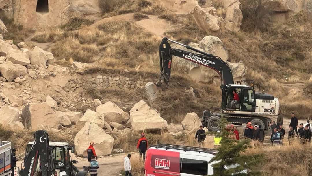 Göreme’de kayaların arasında iş makineleri ve ekipler olay yerinde çalışma yapıyor.