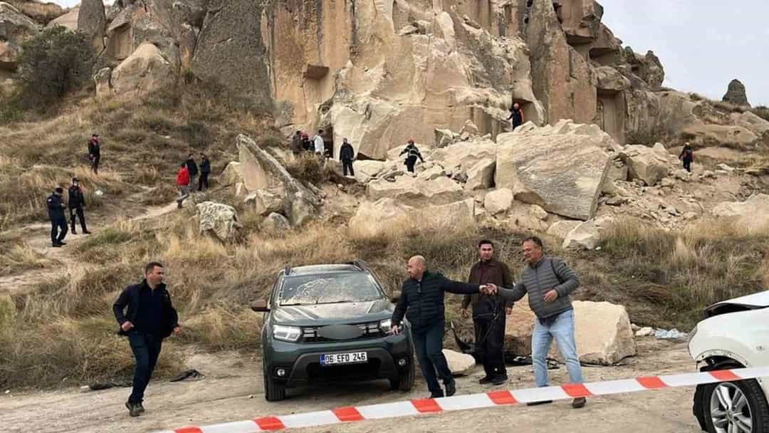 Göreme'de çöken peribacasının çevresinde güvenlik şeridi çekilmiş; görevliler ve vatandaşlar olay yerinde.