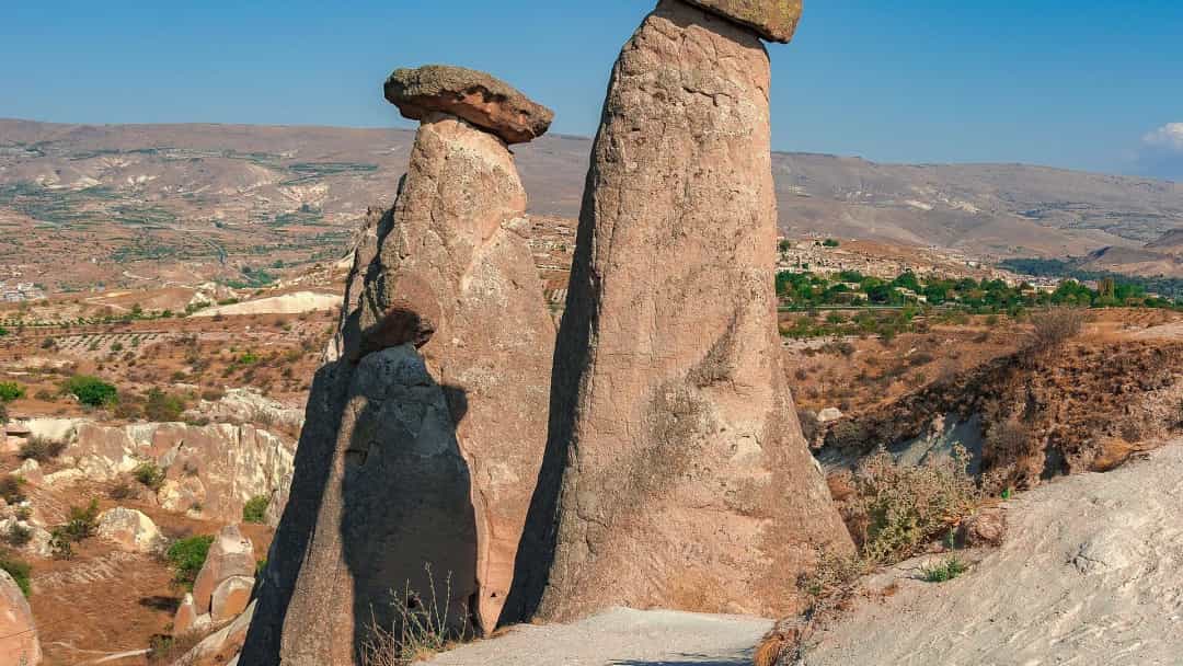 Kapadokya’da kayalık arazide yükselen iki peribacası