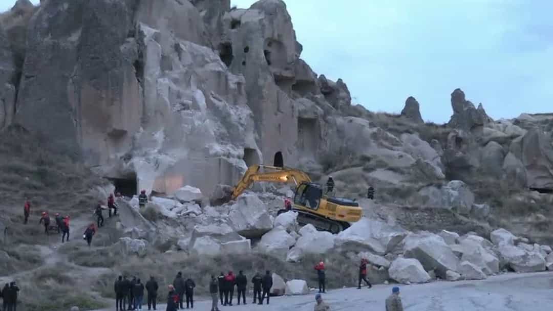 Göreme'de kaya düşmesinin yaşandığı alanda ekipler ve iş makineleri çalışıyor.