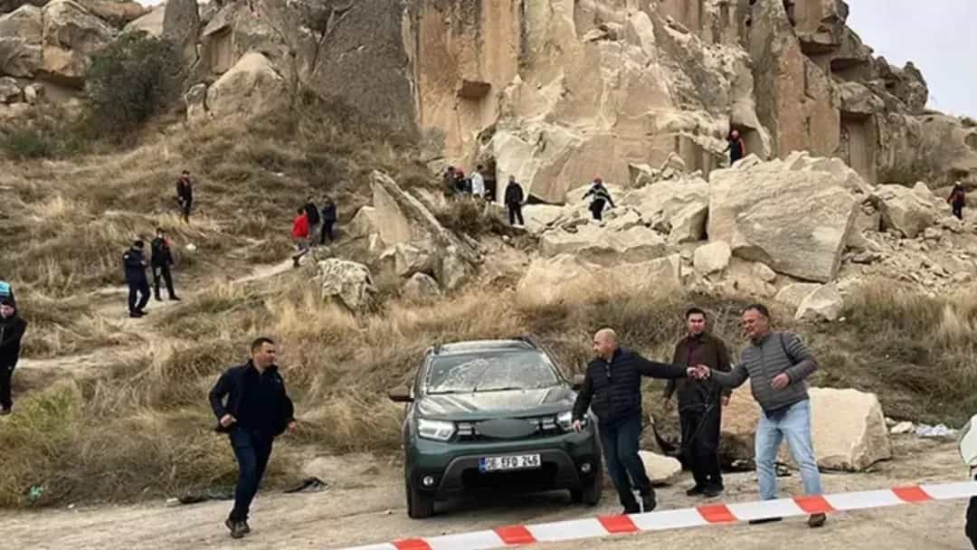 Göreme’de kaya düşmesi yaşanan peribacalarının önünde güvenlik şeridi ve olay yerindeki görevliler