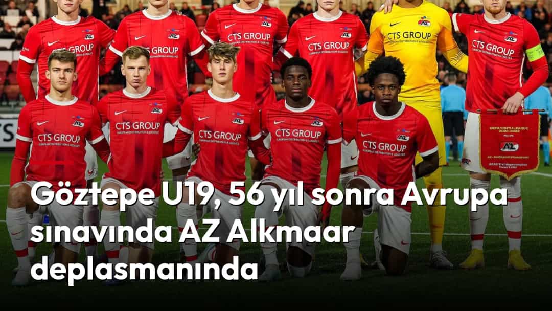 AZ Alkmaar U19 takımı, maç öncesinde sahada takım fotoğrafı için poz veriyor.