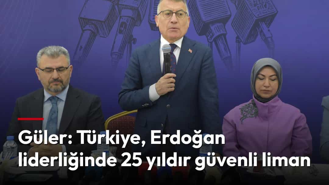Abdullah Güler, toplantıda mikrofonlarla çevrili kürsüde konuşuyor.