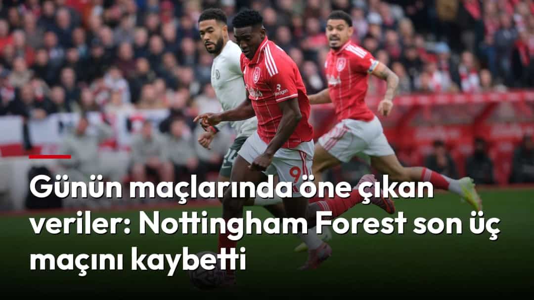 Nottingham Forest forması giyen futbolcu, rakip oyuncuların arasından topla ilerliyor.