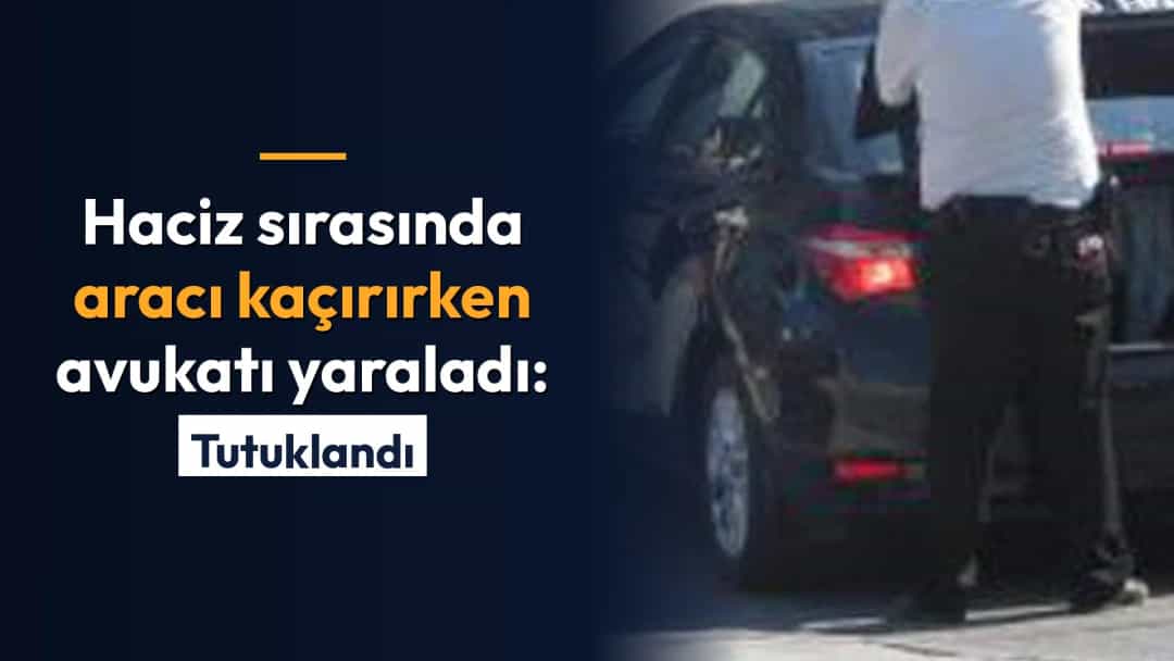 Otopark çıkışında siyah bir aracın yanında duran kişiler ve çevredeki araçlar.