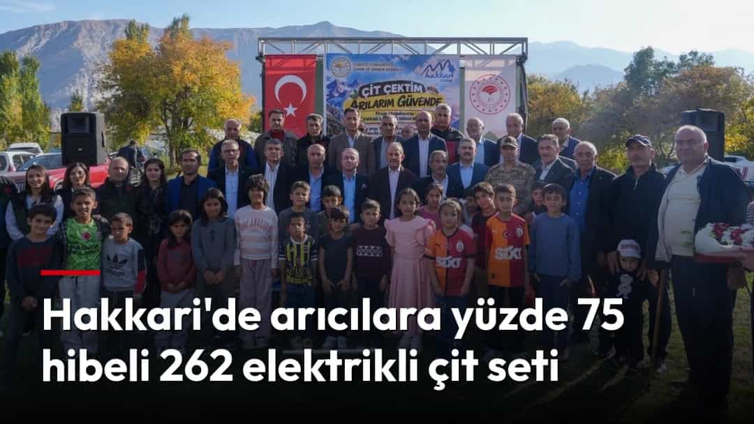 Hakkari'de elektrikli çit setlerinin tanıtıldığı etkinlikte çocuklar ve yetişkinler toplu fotoğraf çektiriyor.