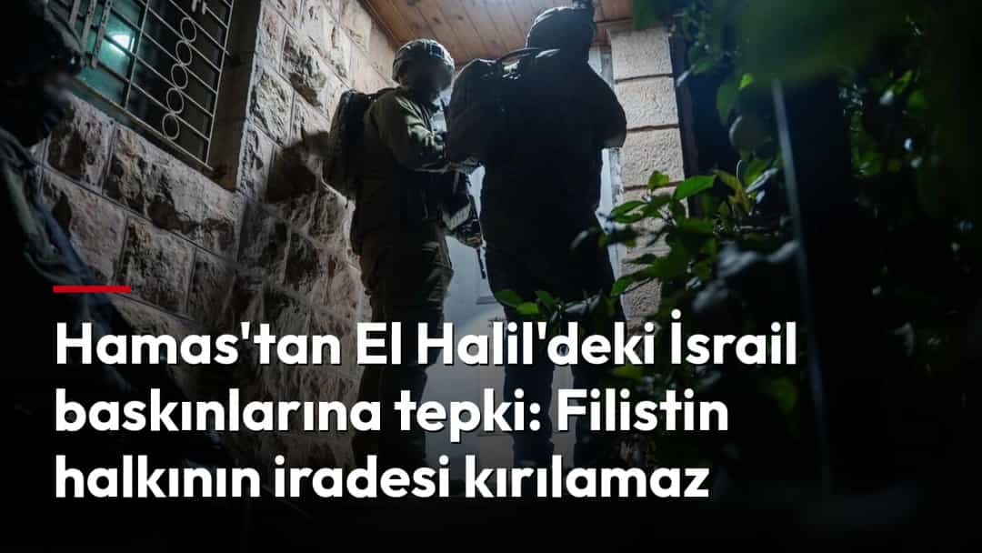 İsrail askerleri gece saatlerinde taş bir binanın girişinde operasyon düzenliyor.
