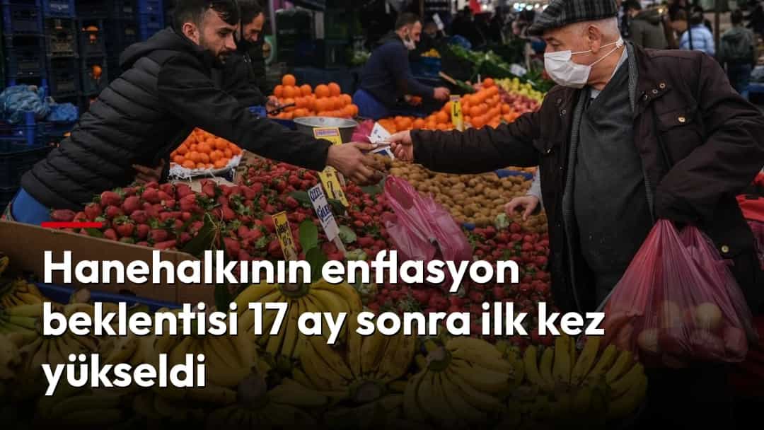 Pazarda meyve alışverişi yapan müşteri ve esnaf.