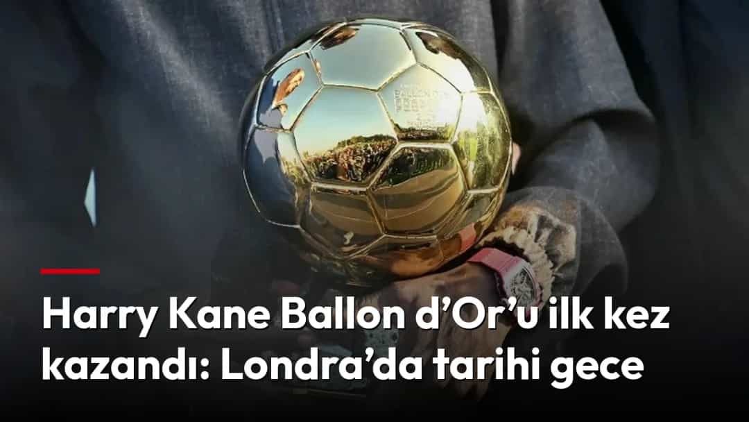Bir kişinin elinde tuttuğu altın renkli Ballon d’Or kupasının yakın çekimi.