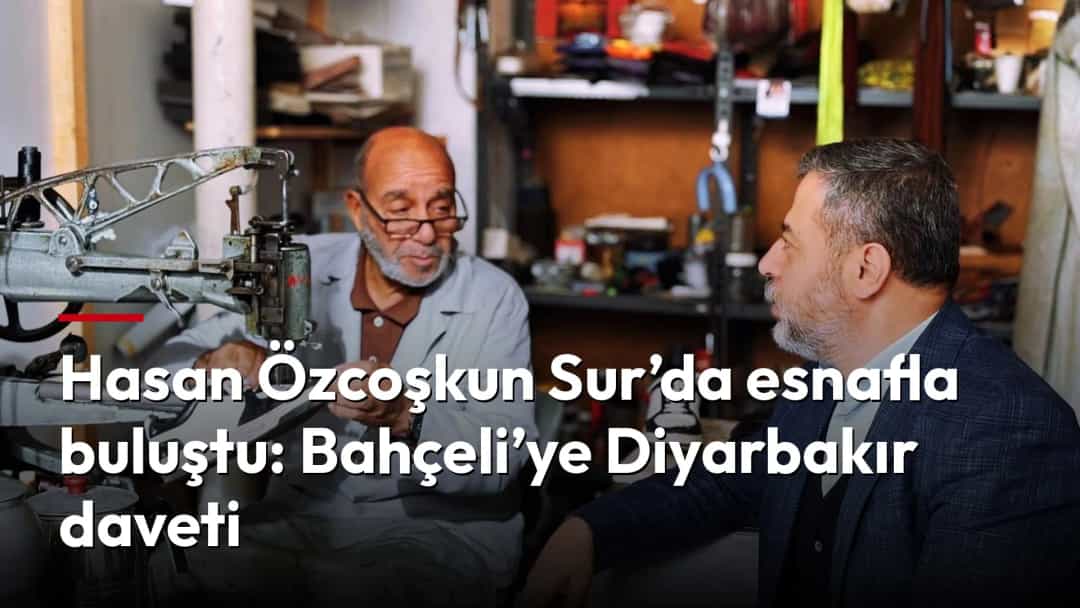 Hasan Özcoşkun, bir ayakkabı tamircisini ziyaret ederek esnafla sohbet ediyor.