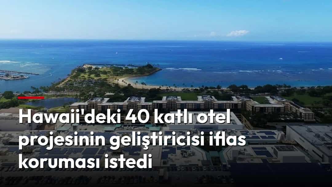 Deniz kıyısında, çevresinde yüksek binalar bulunan geniş bir otel kompleksi ve otopark.