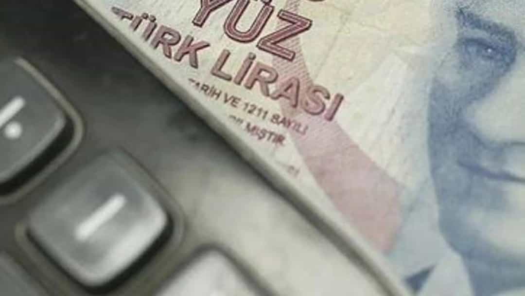 Hesap makinesinin yanında Türk lirası banknotları.