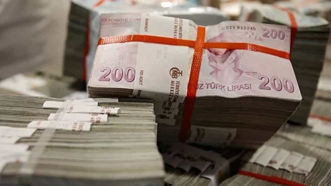 Turk lirası banknotlarından oluşan desteler.