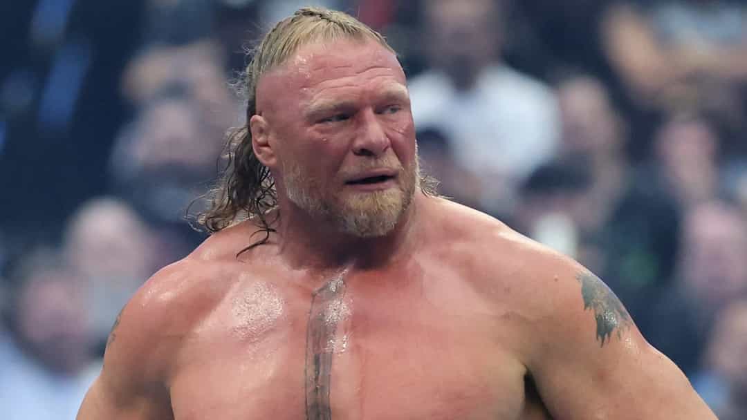 Brock Lesnar, dövüş arenasında ring kıyafeti olmadan, belden yukarısı görünür şekilde.