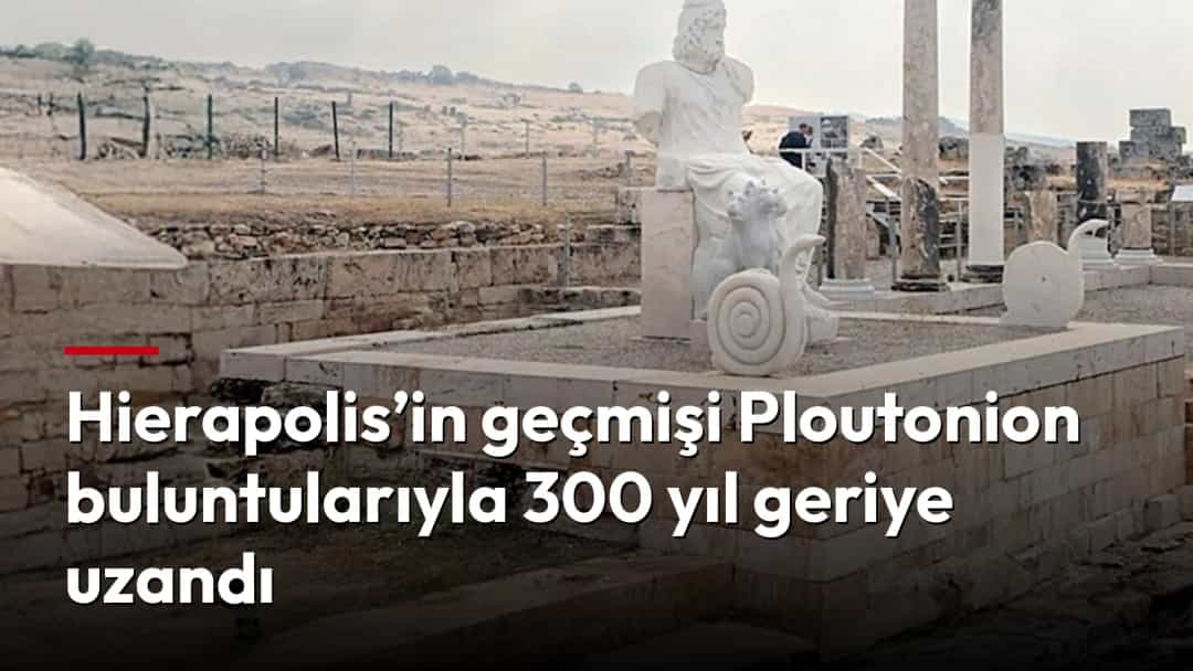 Hierapolis antik kentindeki taş platform, heykel ve sütun kalıntıları