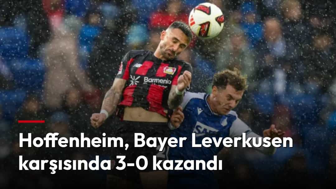 Hoffenheim ve Bayer Leverkusen futbolcuları yağmurlu havada hava topu mücadelesi veriyor.