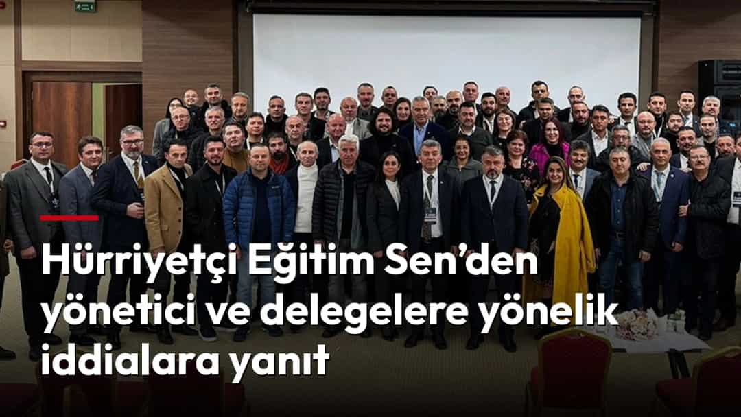 Toplantı salonunda bir araya gelen Hürriyetçi Eğitim Sen üyeleri toplu fotoğraf çektiriyor.