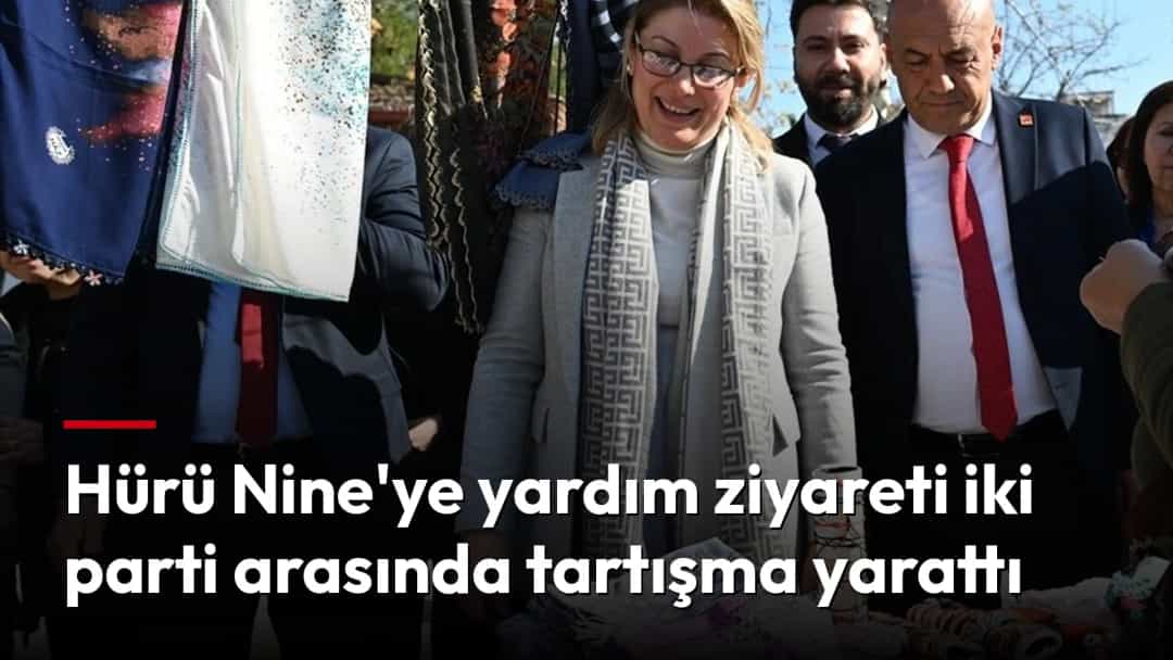 Bir grup siyasetçi, açık havadaki tezgâhın başında yaşlı bir kadınla sohbet ediyor.