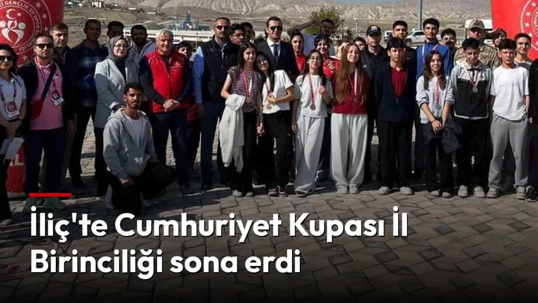 Cumhuriyet Kupası etkinliğine katılan grup, start ve finish takının önünde toplu fotoğraf çektiriyor.