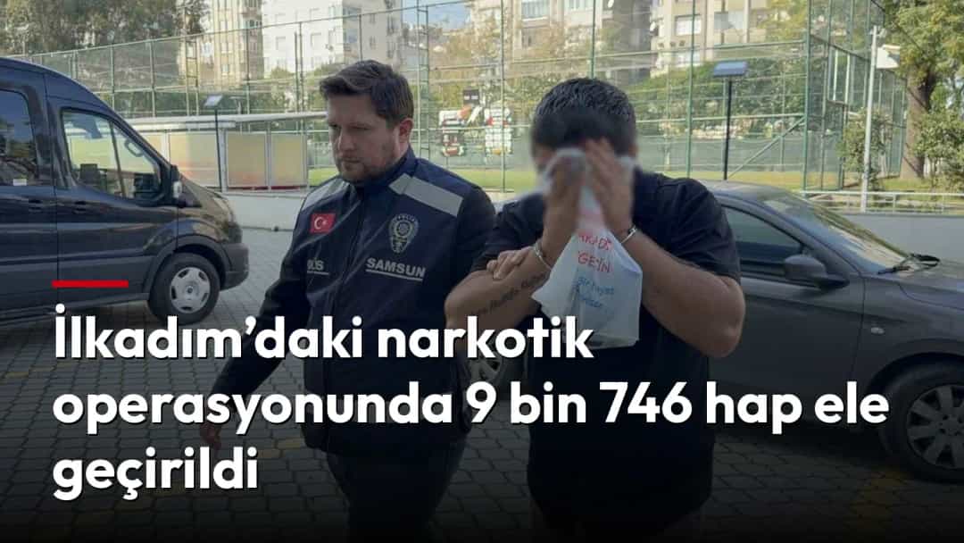 Narkotik operasyonunda gözaltına alınan şüpheli, yüzü kapalı şekilde polis eşliğinde götürülüyor.