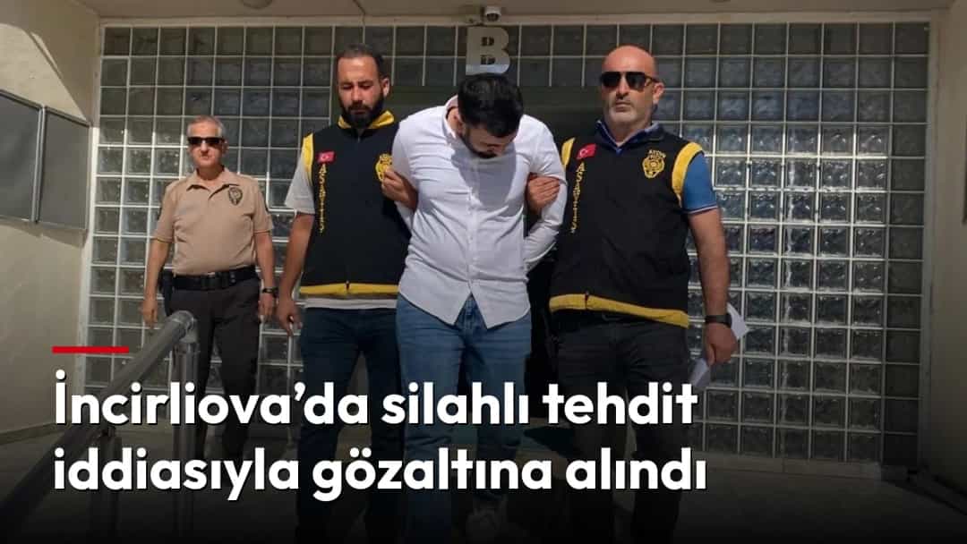 Adliye binasının girişinde, gözaltındaki bir kişi polisler eşliğinde merdivenlerden indiriliyor.