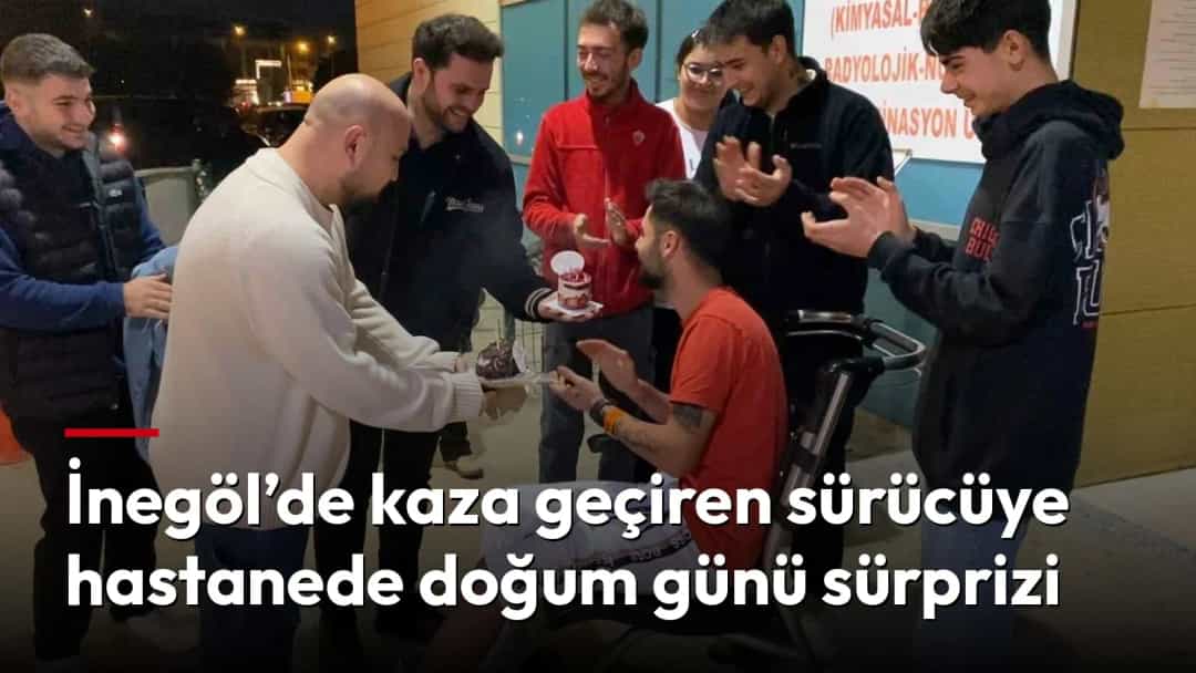 Hastanede tekerlekli sandalyede oturan sürücüye arkadaşları doğum günü pastasıyla sürpriz yapıyor.
