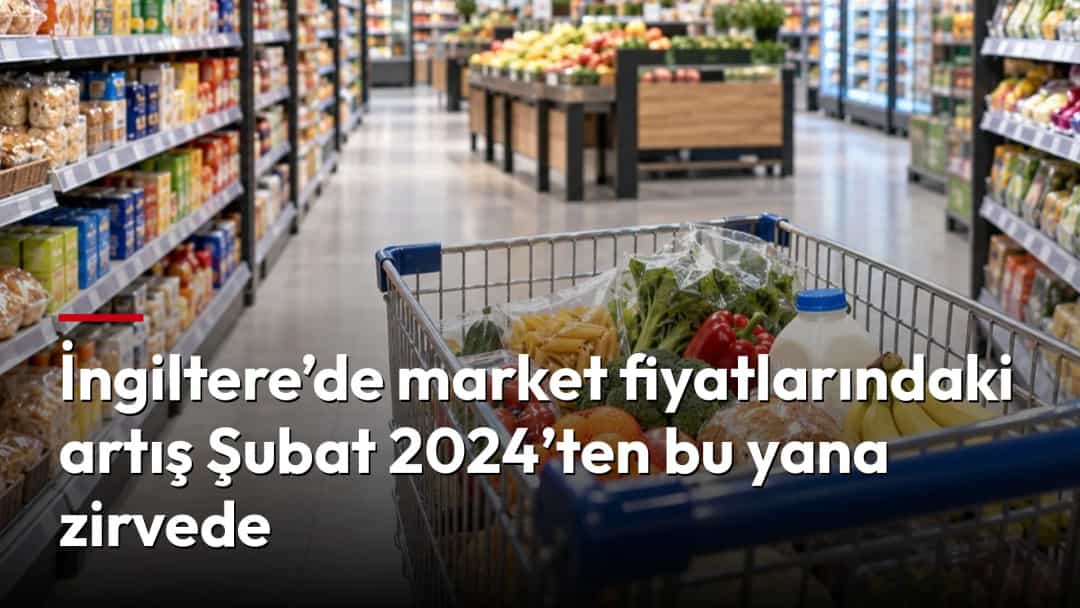 Market reyonlarının arasında meyve ve sebzelerle dolu bir alışveriş arabası.