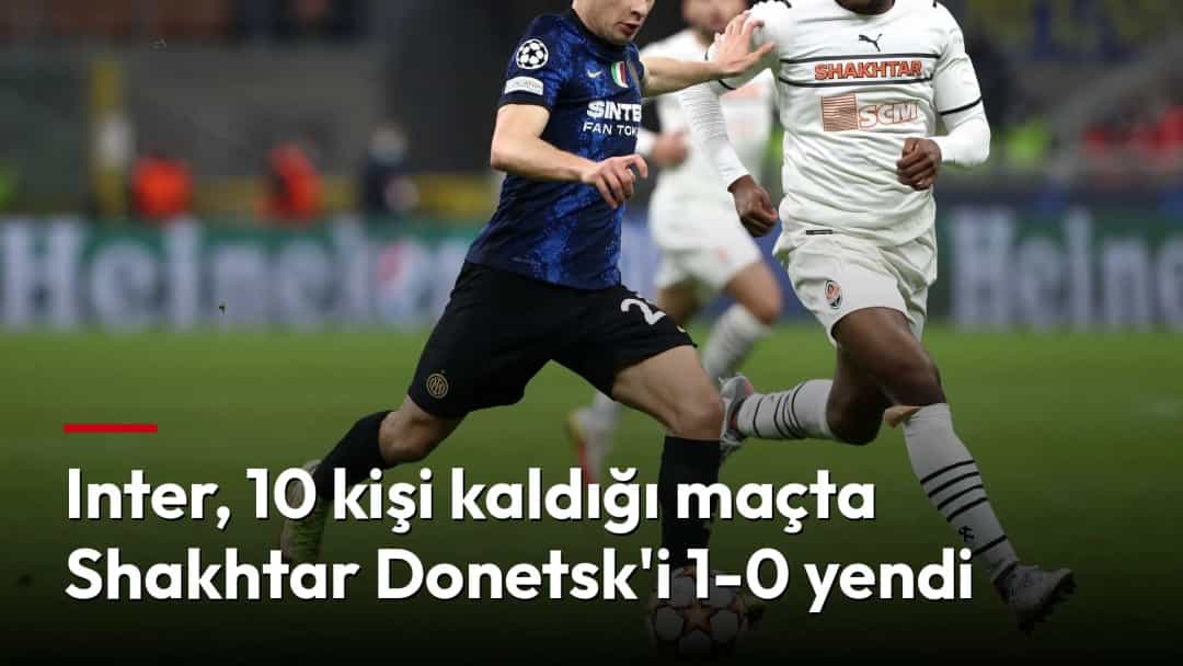 Interli oyuncu, Shakhtar Donetskli rakibiyle top mücadelesi veriyor.