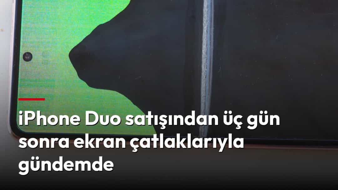 Açık durumdaki katlanabilir telefonun ekranında büyük bir hasar görülüyor.
