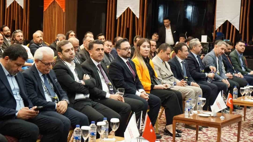 Türkiye İşitme Engelliler Spor Federasyonunun mali genel kurulunu andıran toplantıda katılımcılar sıralar halinde oturuyor.