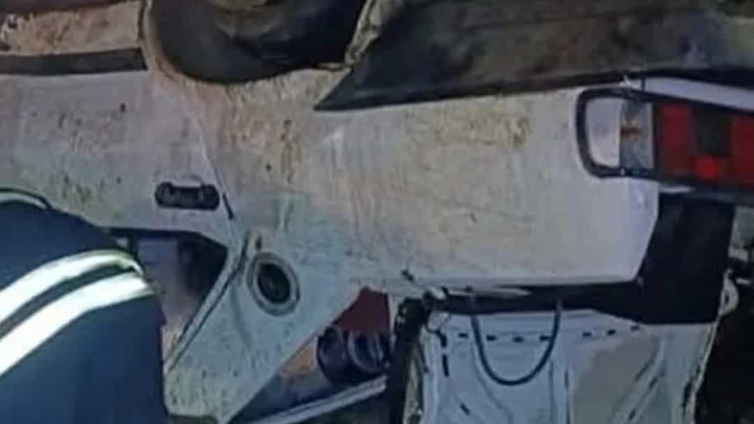 İskilip'te takla atan otomobilin çevresinde itfaiye ekipleri çalışma yapıyor.